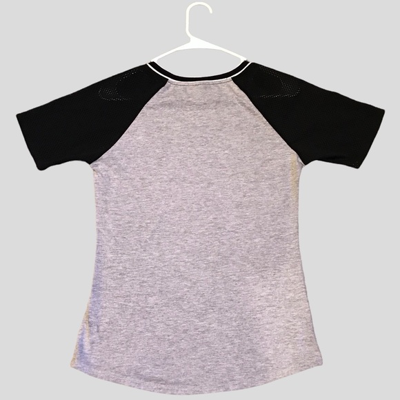 Cute V-Neck T-shirt with “Herd That” Angus Cow Front Imprint - M - Picture 2 of 5